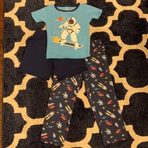 Gently Used Carter’s Kids 3-piece Pajama Set, size 8